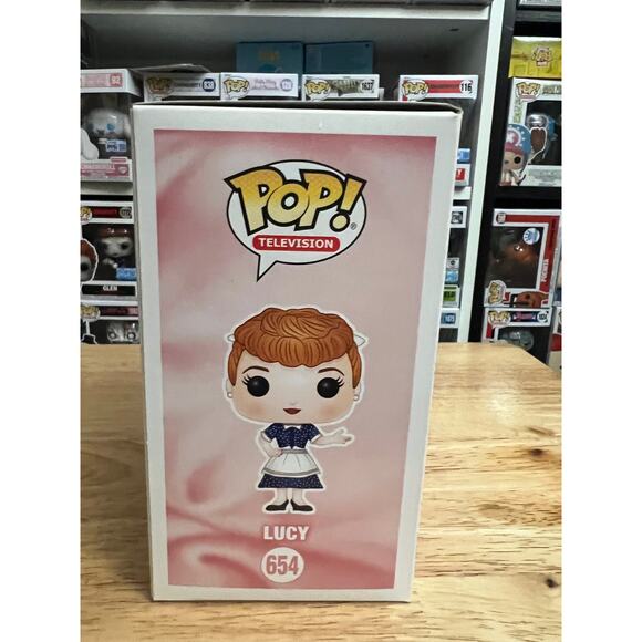 VAULTED EXCLUSIVE BLACK & WHITE Lucy Ricardo Funko Pop #654 Ball Lucille Ball - Picture 2 of 6